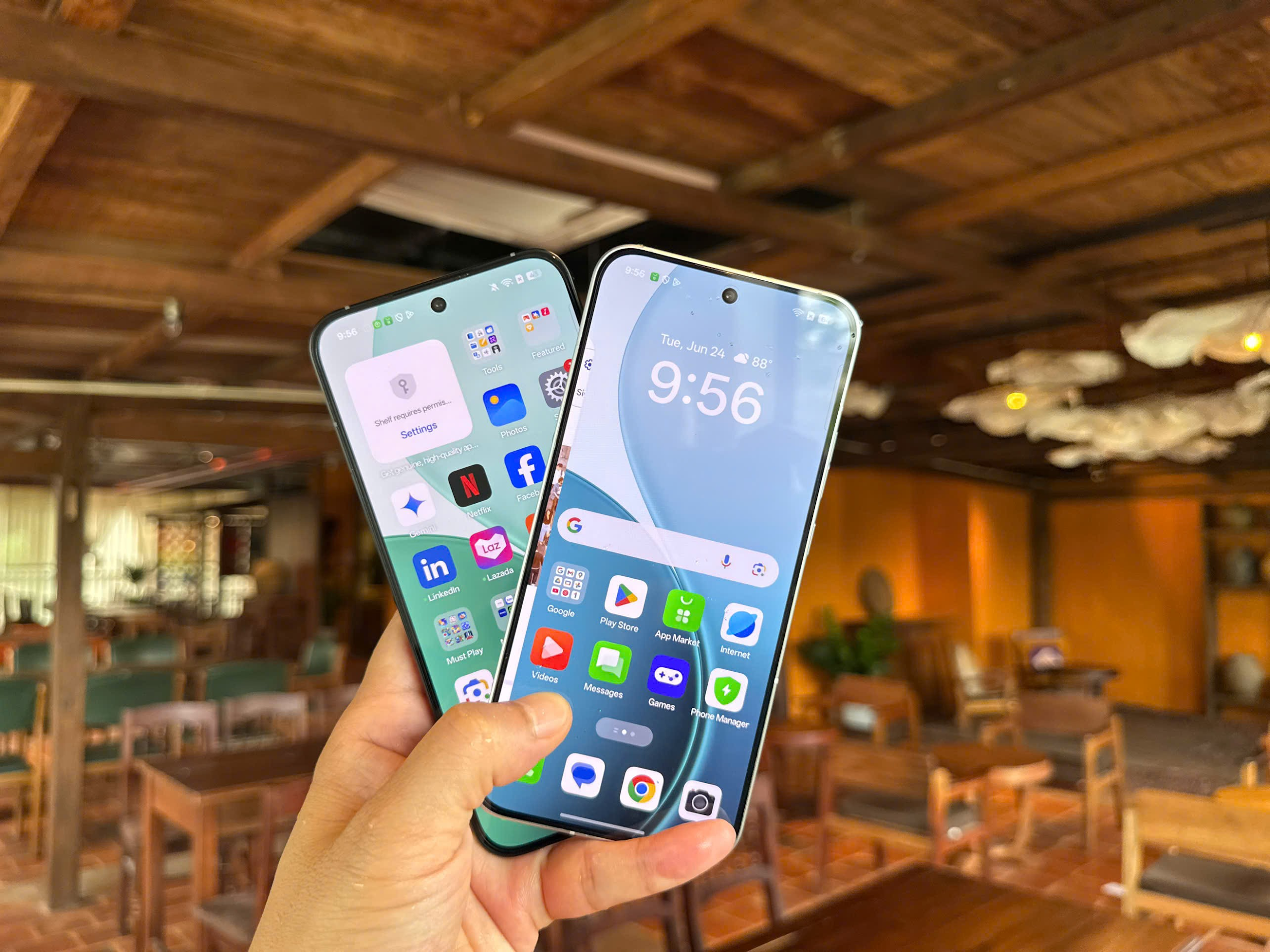 Cả hai đều sử dụng màn hình AMOLED với độ phân giải cao 1.5K, tần số quét 120Hz mượt mà