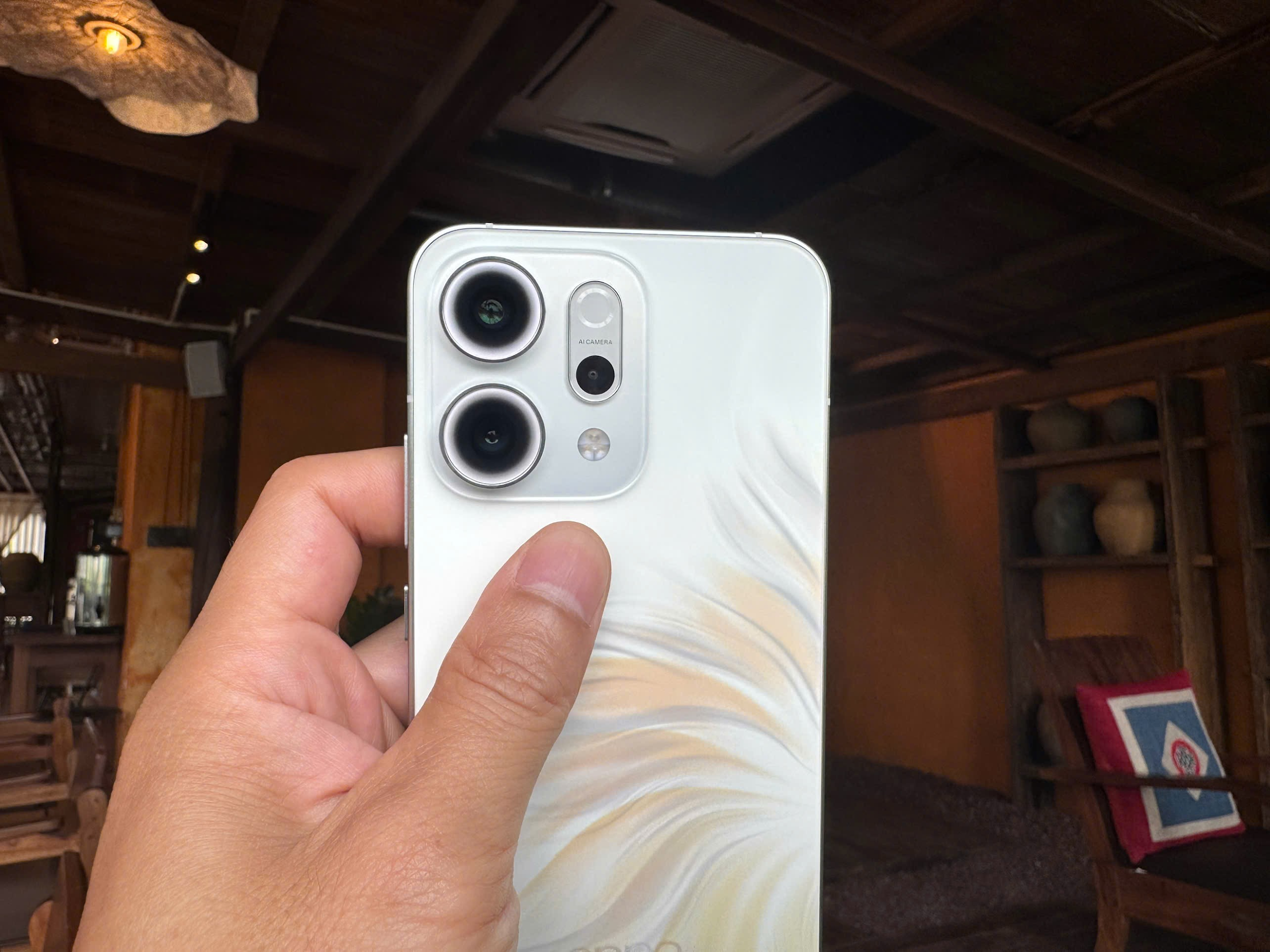 OPPO Reno14 Pro được trang bị hệ thống 3 camera sau đều có độ phân giải 50MP