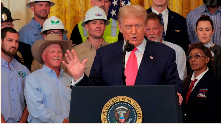 Ông Donald Trump tại một sự kiện quảng bá dự luật ngân sách của ông tại Nhà Trắng vào thứ năm