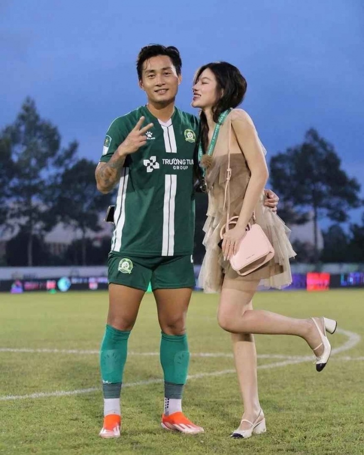 Chuyện tình của Tuấn Tài và Phương Uyên được công chúng biết đến từ tháng 5/2024, sau khi một người qua đường ghi lại khoảnh khắc cả hai tay trong tay dạo phố. Từ đó, cặp đôi xuất hiện bên nhau trong nhiều dịp, từ khán đài sân cỏ đến những chuyến du lịch riêng tư.