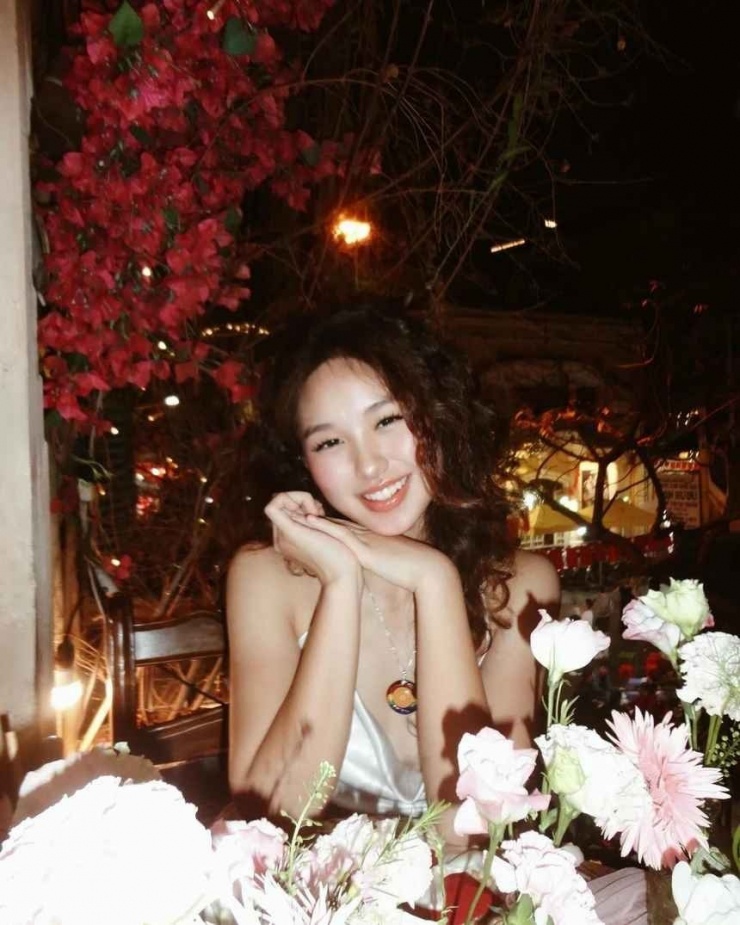 Trong đời thường, Huệ Anh thường lựa chọn trang phục phù hợp với từng hoàn cảnh, từ váy ôm nhẹ nhàng khi đi biển đến quần jeans áo thun trong các buổi đi chơi cùng bạn bè.