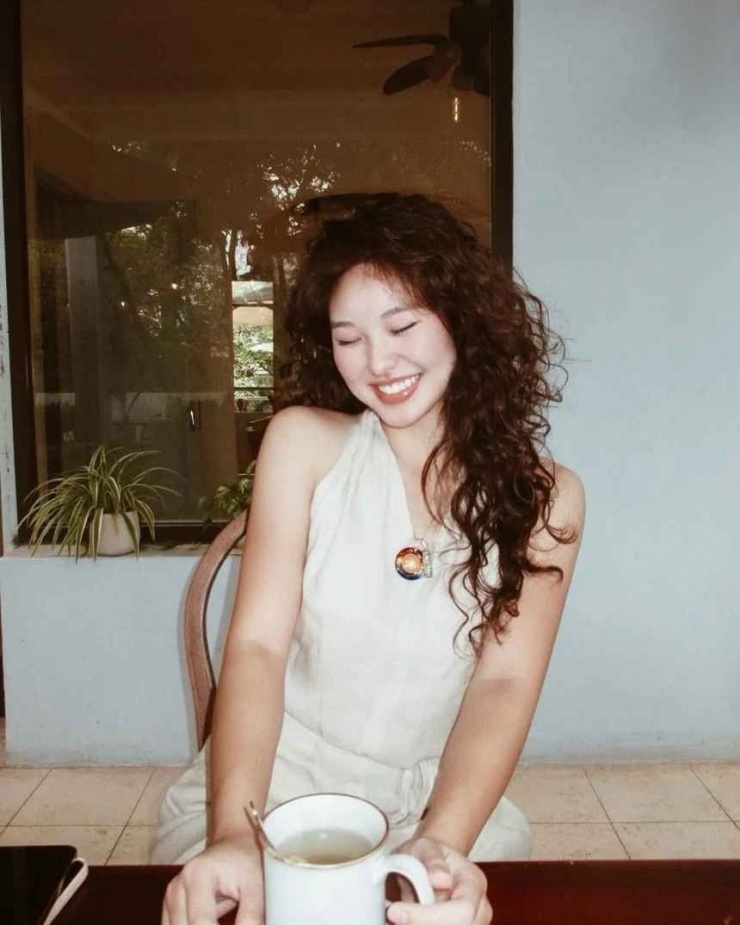 Theo lời cựu hoa khôi Kim Huệ, con gái cô sống kín tiếng, học giỏi và luôn biết cách cân bằng giữa việc học và các hoạt động ngoại khóa.