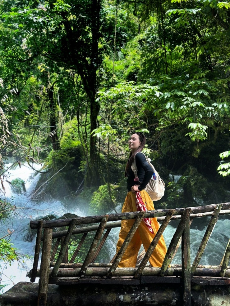 Mặt nước bên dưới hiền hòa, trong vắt, rất lý tưởng để ngâm mình thư giãn. Đứng giữa thiên nhiên mênh mông, nhìn mây lững lờ trôi qua đỉnh cây, nhiều du khách cảm thấy như vừa được “tẩy bụi” cả thể chất lẫn tinh thần. Ảnh AChơ Vivu