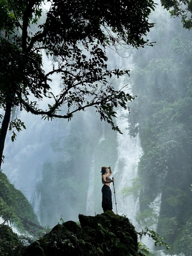 Chị Nguyễn Diệu Trang, một du khách từ Hà Nội chia sẻ: “Ở đây không có sóng điện thoại, không internet, không nhà hàng hay quán cà phê. Nhưng chính vì thế mà mình mới cảm thấy trọn vẹn – như được sống thật với thiên nhiên và chính mình”. Ảnh AChơ Vivu