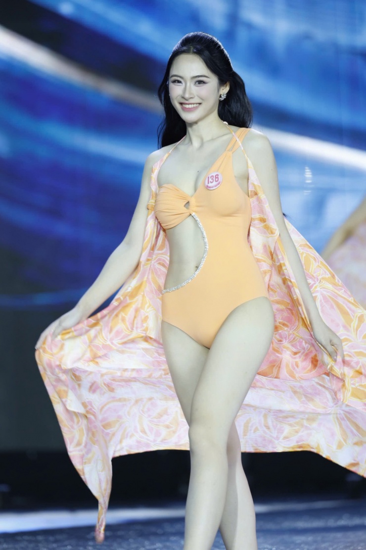 Á hậu 2 Nguyễn Thị Vân Nhi khoe chiều cao 1,74 m, số đo ba vòng 82-63-95 cm trong phần thi bikini. Người đẹp Hải Phòng được nhiều khán giả khen gương mặt, phong thái rạng rỡ trên sân khấu. Thí sinh 20 tuổi, đang là sinh viên Đại học tư thục Phenikaa, Hà Nội.