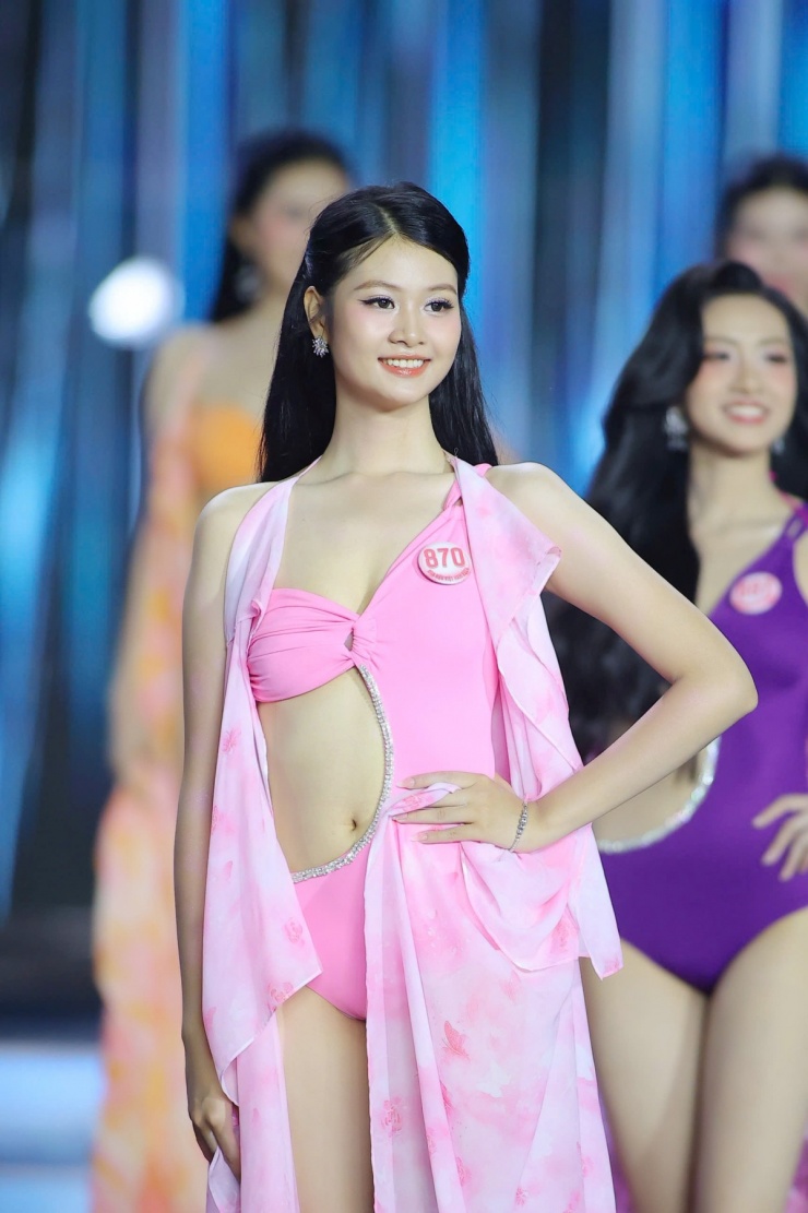 Hồ Ngọc Phương Linh sinh năm 2004, quê Hà Tĩnh, sinh viên Trường Quản trị và Kinh doanh, Đại học Quốc gia Hà Nội. Cô mặc áo tắm khoét eo màu hồng, tôn nhan sắc trong trẻo.