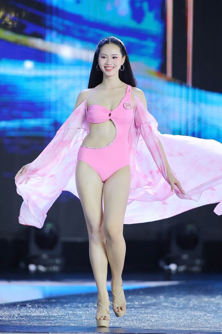 Đoàn Thị Diệu Huyền, quê Quảng Trị, lọt vào top 15 của cuộc thi. Cô được mệnh danh là 'bản sao Đỗ Thị Hà'. Người đẹp khoe phần eo săn chắc trong vòng thi áo tắm.