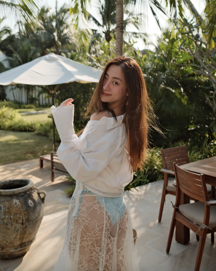 Trước đó, trong những chuyến đi biển mùa hè, Hoa hậu Lương Thùy Linh thường chuộng kết hợp bikini với những kiểu váy siêu mỏng, khoe đường cong.