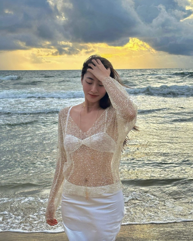 Miss World Vietnam 2019 thu hút ánh nhìn khi diện áo lưới chất liệu lấp lánh, khoe bikini ẩn hiện.