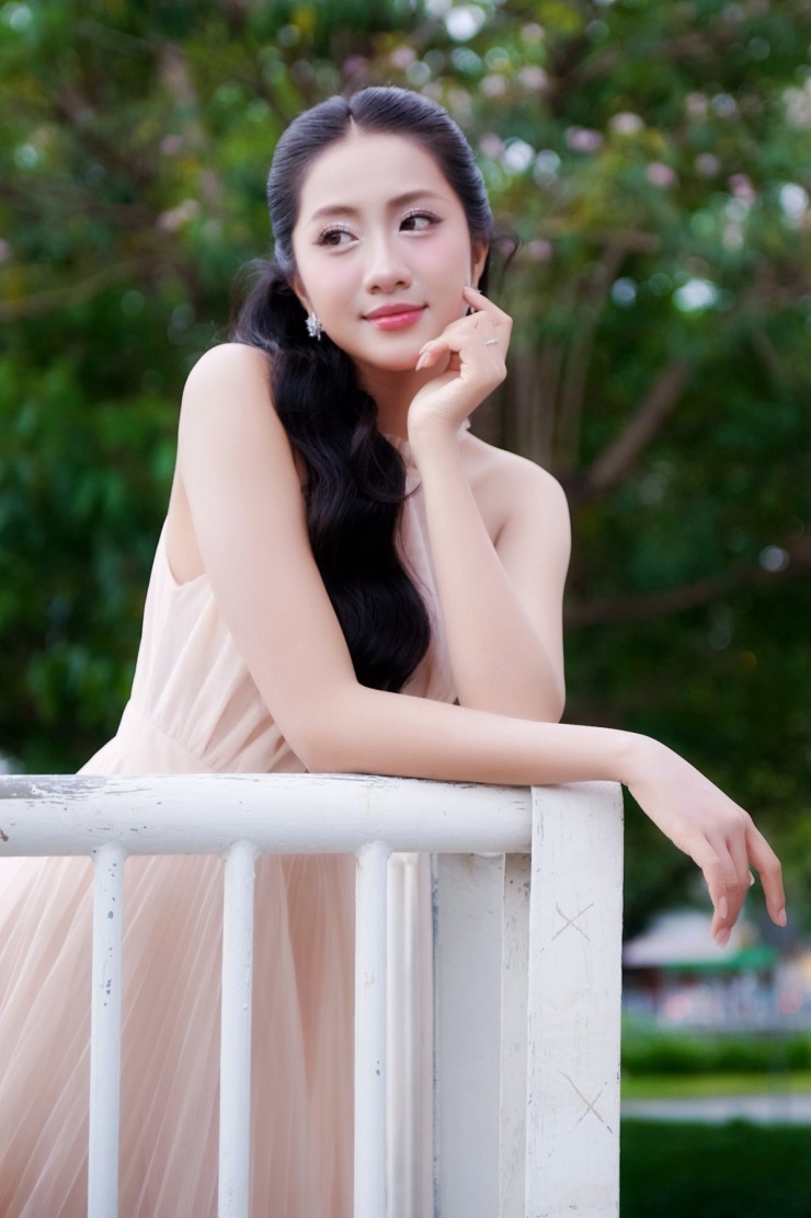 Người đẹp được nhiều khán giả khen có nét mặt thanh tú với mũi cao, chân mày sắc nét.