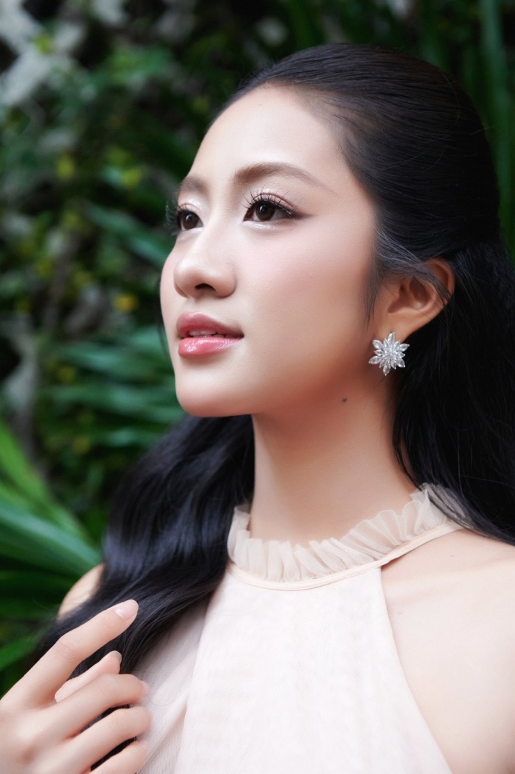 Ở góc mặt nghiêng, cô cho công chúng thấy độ hài hòa trên gương mặt.