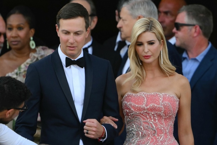 Đến dự hôn lễ của tỷ phú Jeff Bezos và MC Lauren Sánchez hôm 27/6 trên đảo San Giorgio Maggiore, Ivanka Trump chọn đầm Tony Ward màu hồng san hô, sánh bước bên chồng. Vẻ ngoài lộng lẫy cùng chiều cao 1,8 m giúp Ivanka nổi bật giữa đám đông. Bên cô, Kushner chọn bộ vest xanh navy với cà vạt đen và sơ mi trắng cài cúc cổ điển. Ảnh: AFP