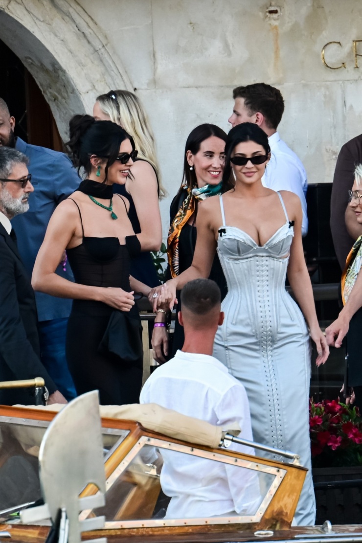 Siêu mẫu Kendall Jenner (trái) chọn đầm dáng cột màu đen xuyên thấu, em gái cô - Kylie Jenner - diện đầm corset màu xám nhạt. Ảnh: Reuters