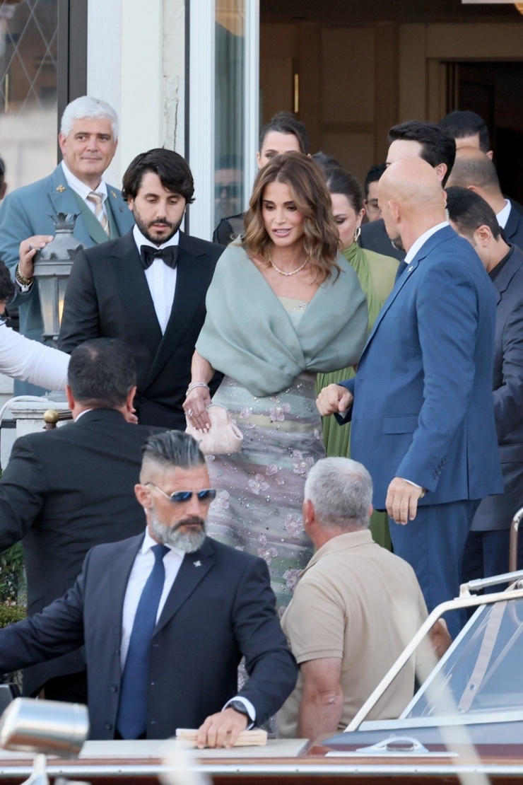 Nữ hoàng Rania Abdullah của Jordan quý phái với đầm voan thêu hoa của Armani kèm khăn choàng. Ảnh: GC Images