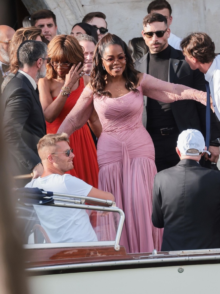 Oprah Winfrey diện đầm xếp nếp lụa hồng. Ảnh: Backgrid