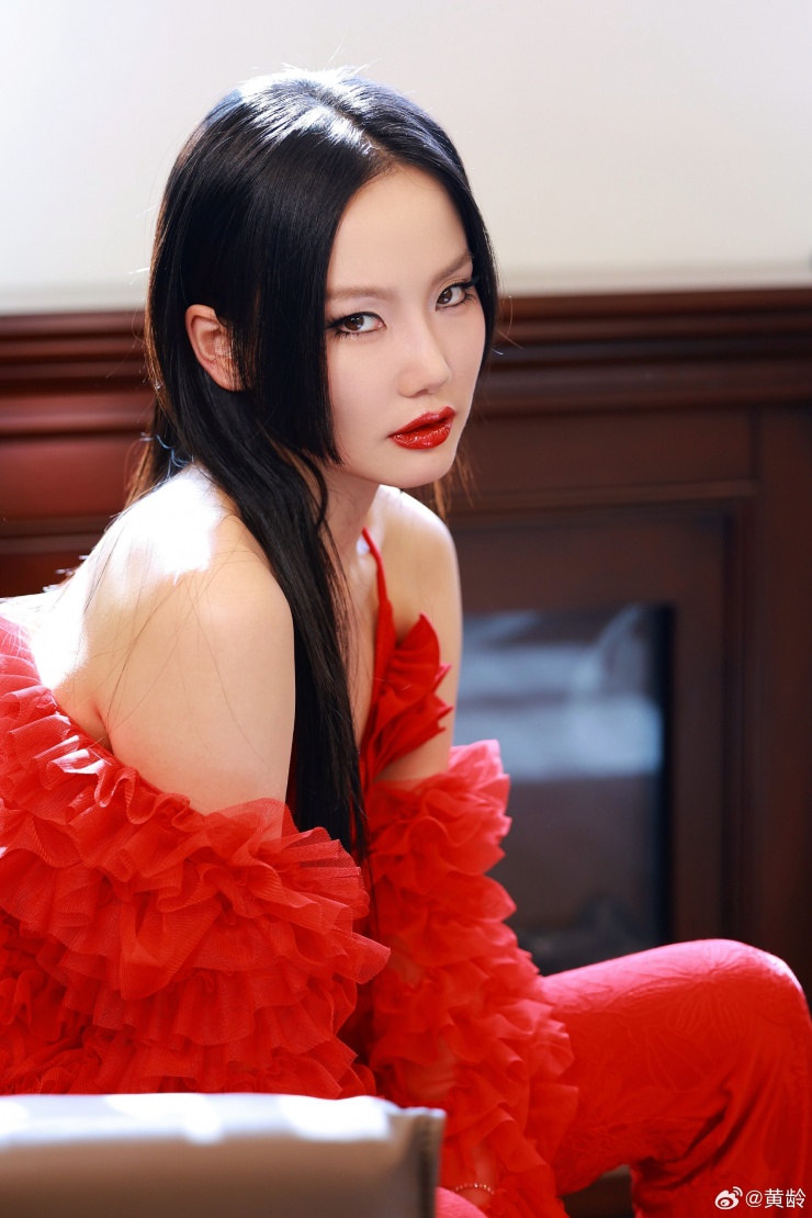 Hoàng Linh không phải giám khảo. Tại Sing! Asia, cô là 1 trong 4 người giữ cửa của chương trình và chỉ đấu với các Vua Trạm