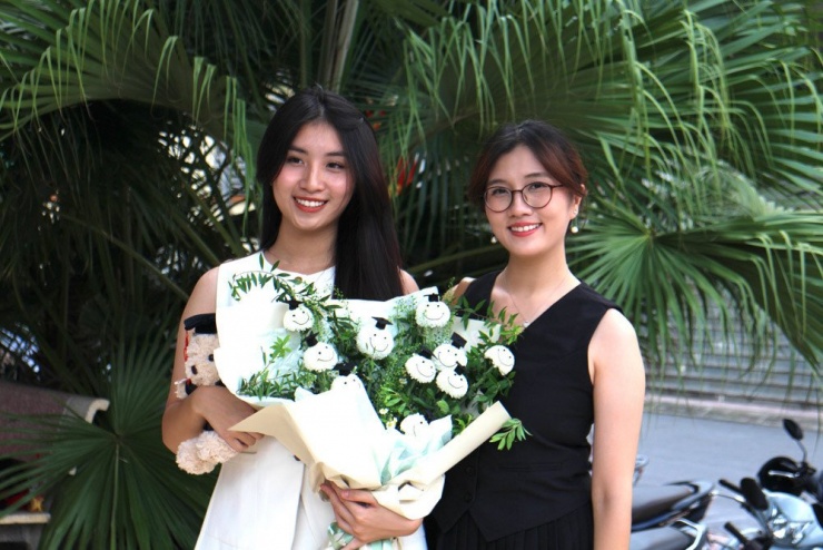 Chị gái của Quỳnh Anh (váy đen) có 2 bằng thạc sĩ&nbsp;