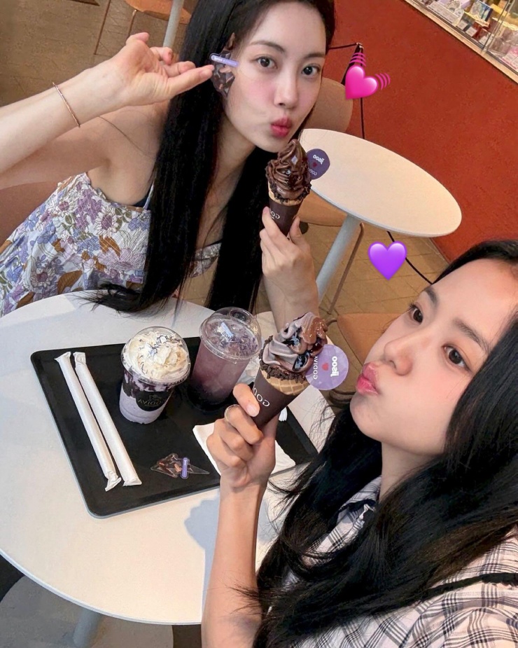 Đôi bạn thân Jisoo - Trinity cùng đi chơi vào tháng 6, tuy nhiên điều này khiến fan lo ngại