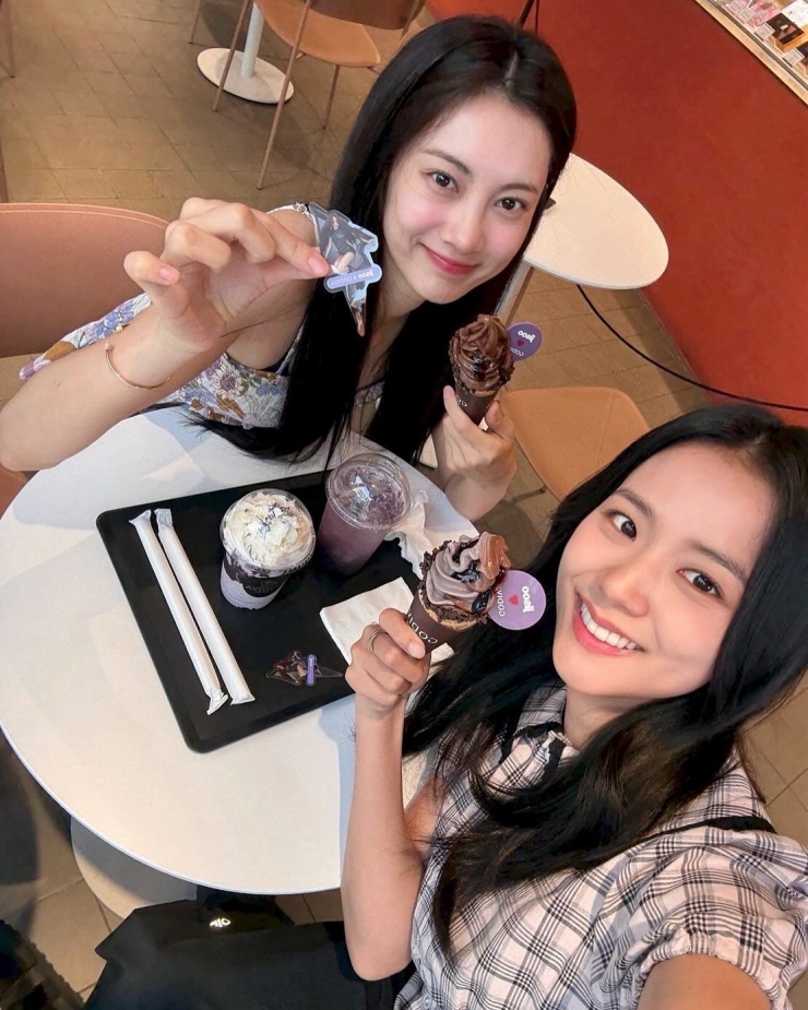 Jisoo (BLACKPINK) công khai cô bạn thân có quá khứ đáng sợ, fan tranh cãi lo ngại tột độ - 1