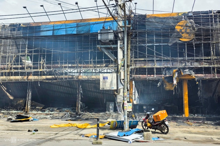 Theo nhân chứng, lửa bùng lên khoảng 11h45 ở khu vực bảng hiệu ở phía trước rồi bắt đầu lan vào bên trong. Lúc đầu chỉ có khói, sau đó thì lửa bùng lên, nhiều khách hàng và nhân viên tháo chạy ra ngoài, Ngọc Anh, làm việc đối diện cửa hàng nói. Theo nhân chứng, lửa bùng lên khoảng 11h45 ở khu vực bảng hiệu ở phía trước rồi bắt đầu lan vào bên trong. Lúc đầu chỉ có khói, sau đó thì lửa bùng lên, nhiều khách hàng và nhân viên tháo chạy ra ngoài, Ngọc Anh, làm việc đối diện cửa hàng nói.