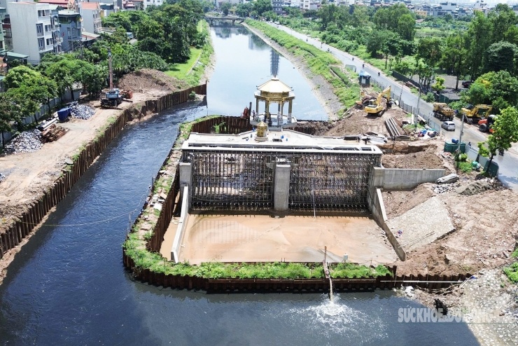 Công trình đập tràn đầu tiên tại cầu Quang (Thanh Trì, Hà Nội) không chỉ giữ vai trò điều tiết nước mà còn gây ấn tượng mạnh với thiết kế bát giác, gợi nhớ nét kiến trúc đình chùa Việt Nam, trở thành tâm điểm chú ý của người dân Thủ đô.