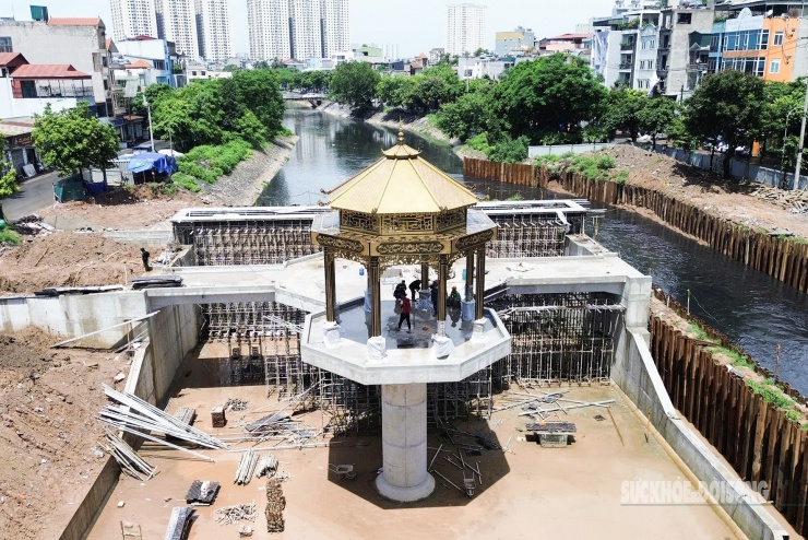 Sau hơn 4 tháng thi công, đến nay đập tràn giữ nước đầu tiên trên sông Tô Lịch đã cơ bản hoàn thiện phần xây lắp.