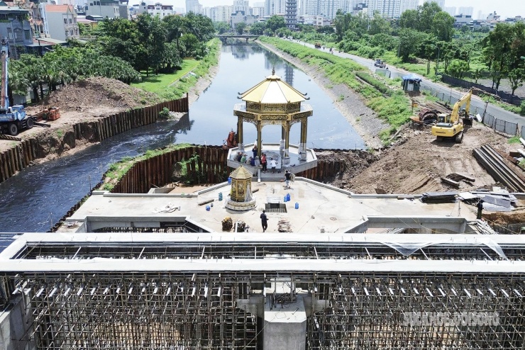 Công trình bao gồm 2 lớp đập giữ nước kết hợp đài quan sát với kiến trúc bát giác đặc trưng.