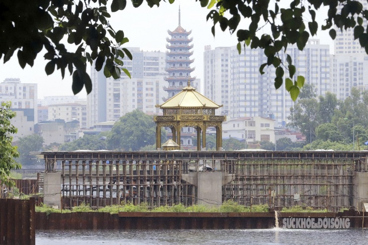 Đài quan sát được thiết kế gợi nhớ phong cách đình, chùa truyền thống Việt Nam, tạo điểm nhấn hài hòa giữa hiện đại và di sản.