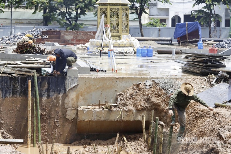 Công nhân đang khẩn trương hoàn thiện các hạng mục còn lại để kịp tiến độ thành phố giao trong tháng 8/2025.