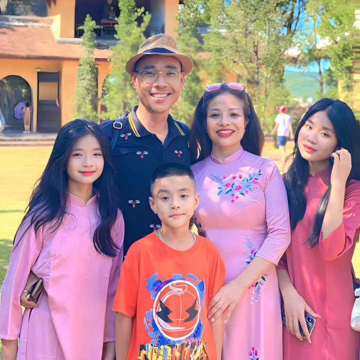 Người phụ nữ ở Hòa Bình giới thiệu gia đình &#39;6 người còn 2&#39;, ai xem cũng khóc - 1