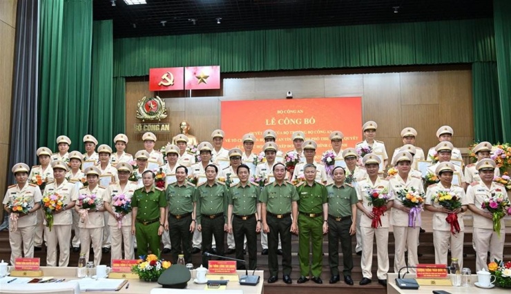 Bộ trưởng Lương Tam Quang đã trao quyết định và tặng hoa chúc mừng 23 giám đốc công an các địa phương sau sáp nhập, cùng 11 giám đốc tiếp tục đảm nhiệm chức vụ. Ảnh: Bộ Công an