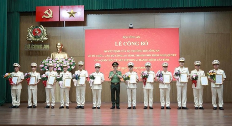 Đại tướng Lương Tam Quang trao quyết định cho 34 giám đốc công an tỉnh, thành phố - 1