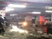 Tin tức trong ngày - Mưa xối xả, nước cuốn như thác, hầm chung cư ở Hạ Long 'chết chìm'