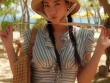 Set đồ đi biển đơn giản mà gây thương nhớ của Hoa hậu quê Cao Bằng