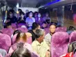 Xe khách 28 chỗ cõng tới 40 người, tài xế đổ lỗi vì 'bà con tha thiết muốn được về nhà'