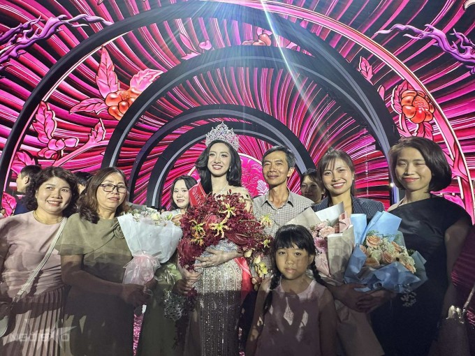 Trúc Linh trong vòng tay đại gia đình.