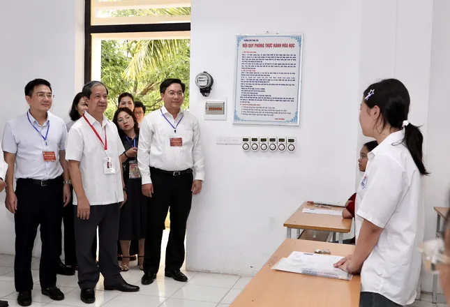 Bộ trưởng Nguyễn Kim Sơn động viên thí sinh trong kỳ thi năm nay tại tỉnh Vĩnh Phúc.