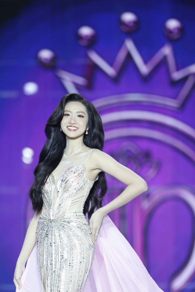 Ở phần trình diễn trang phục dạ hội, Trúc Linh chọn bộ đầm dáng đuôi cá bó sát đính sequin đối xứng, giúp tôn đường cong gợi cảm. Phần tà thướt tha giúp cô trở nên thu hút hơn trên sân khấu.
