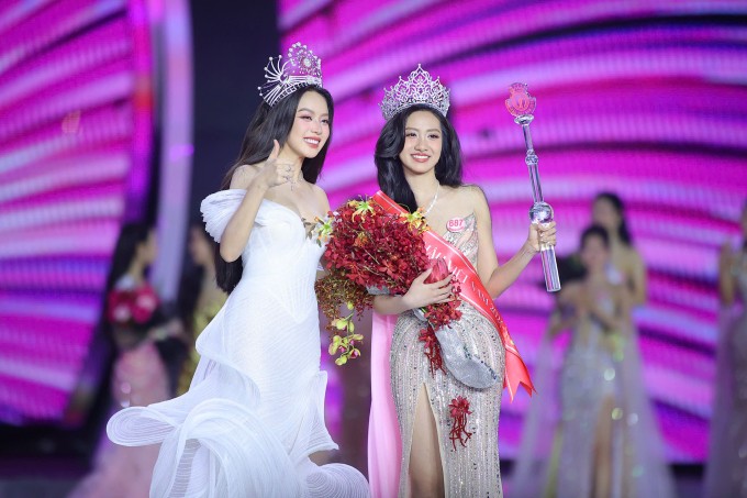 Khi MC xướng tên Hà Trúc Linh, nhiều khán giả liên tục reo hò, vỗ tay đồng tình.