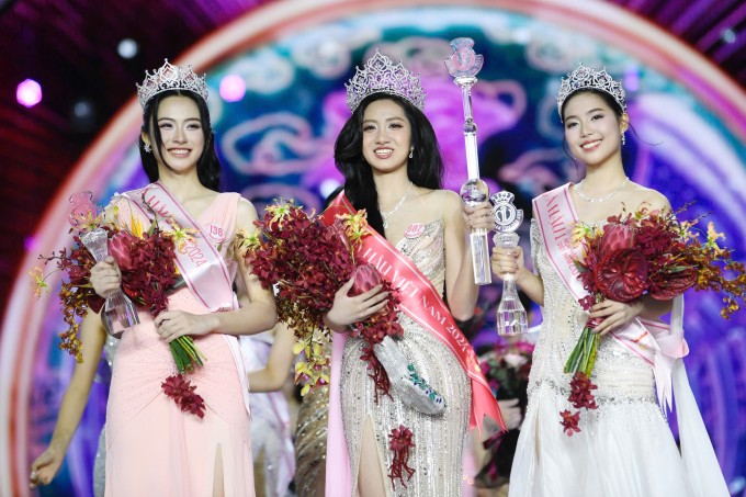 Hoa hậu Hà Trúc Linh tỏa sáng bên á hậu 1 Châu Anh (bìa phải) và á hậu 2 Vân Nhi (bìa trái).