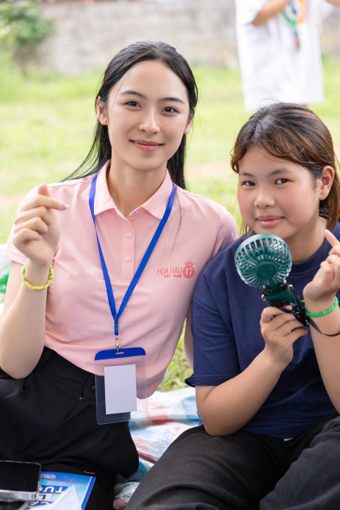 Cô để mặt mộc khi tham gia một hoạt động đồng hành của cuộc thi.