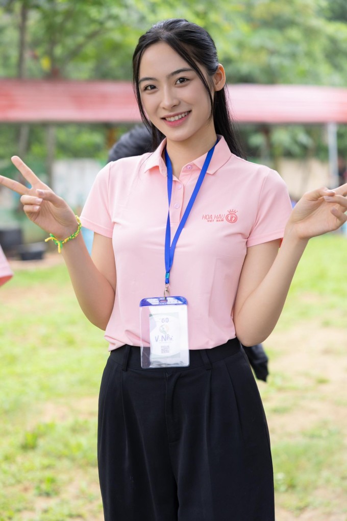 Á hậu Vân Nhi được chú ý từ vòng sơ khảo của Hoa hậu Việt Nam 2024 bởi nhan sắc xinh đẹp, chiều cao nổi trội và vóc dáng cân đối. Trong suốt cuộc thi, cô luôn được các fan sắc đẹp quan tâm, nhận xét 'có gương mặt không góc chết'.