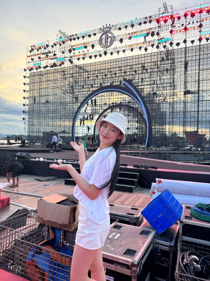 Người đẹp diện trang phục năng động trước thềm chung kết Hoa hậu Việt Nam 2024 tối 27/6 tại sân khấu ngoài trời bên bờ sông Hương (Huế).