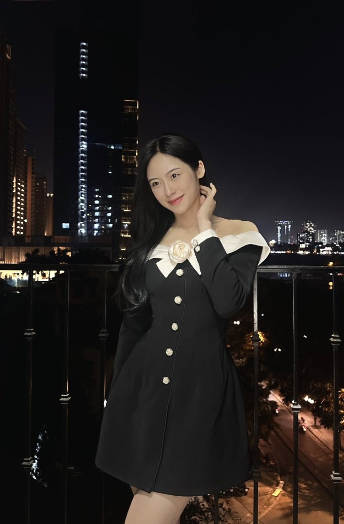 Ở đời thường, Vân Nhi yêu thích trang phục trẻ trung, nữ tính, có chút điệu đà.