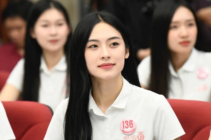 Từ nhỏ, cô đã quen với việc theo bố ra khơi đánh cá, phục vụ tại nhà hàng hải sản của gia đình tại Đồ Sơn.