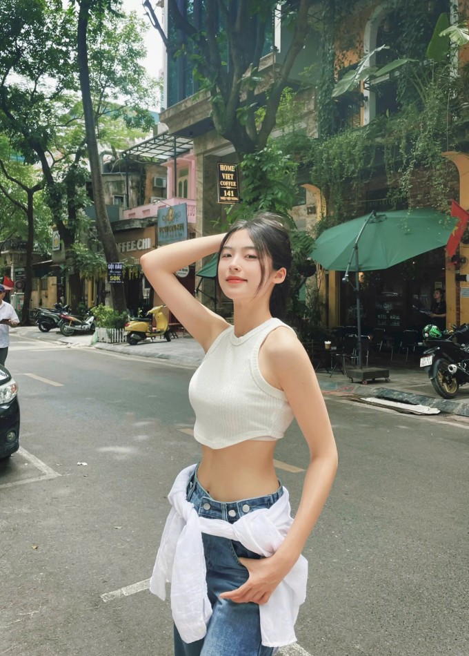 Cô từng khởi nghiệp bán bánh mì, làm mẫu kiếm thêm thu nhập để trang trải học hành.