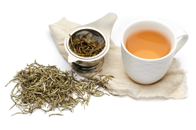 Trà trắng chứa caffeine nhưng hàm lượng thấp hơn so với trà xanh, trà đen thông thường, do đó có thể giảm nguy cơ ảnh hưởng chất lượng giấc ngủ.