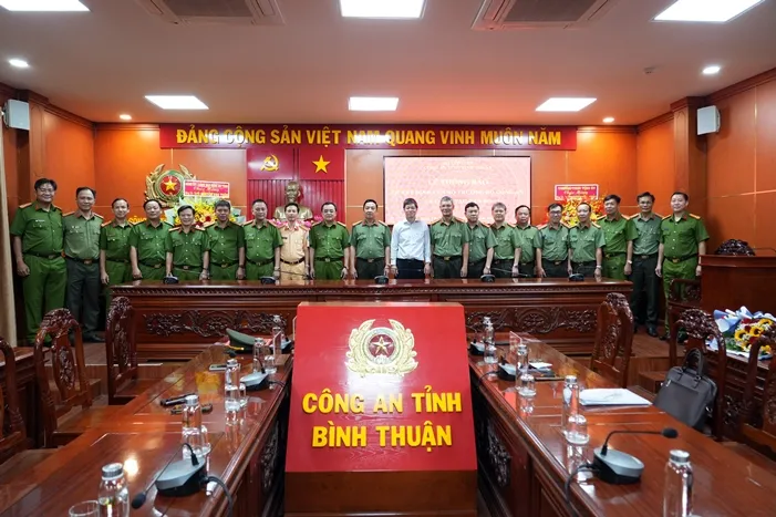 Các đại biểu chụp ảnh lưu niệm cùng Đại tá Nguyễn Anh Tuấn.