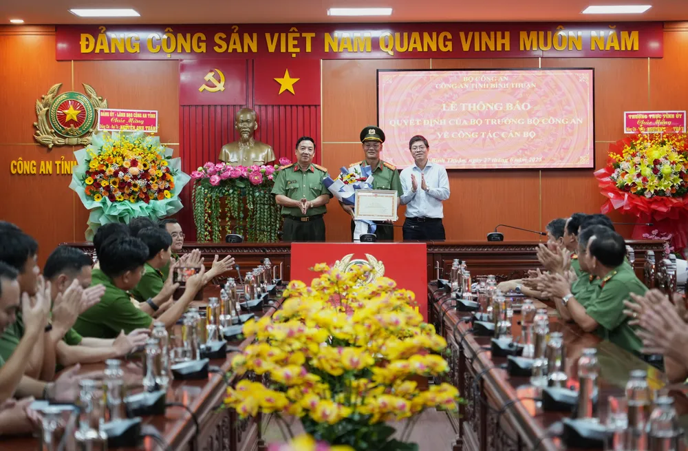 Ông Nguyễn Hồng Hải, Phó Chủ tịch thường trực UBND tỉnh thừa uỷ quyền Bộ Công an tặng Bằng khen cho Đại tá Nguyễn Anh Tuấn.