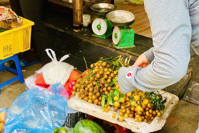Người tiêu dùng có thể dễ dàng mua được quả quất hồng bì tại các gánh hàng rong, chợ dân sinh hay chợ mạng.